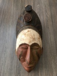 ARTE AFRICANA - Belíssima máscara Africana em madeira talhada e policromada. Exemplar parte de coleção. Dimensões: 33 cm x 14 cm x 16 cm.