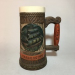 Antigo tankard em cerâmica no formato de tronco decorado com figura de caravela em alto relevo. Dimensões:21 cm.