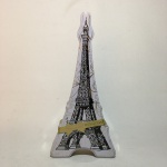 Lata torre Eiffel para chocolate. Dimensões:28 cm x 13 cm x 04 cm.