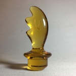 Tampa de vidro âmbar. Dimensões: 8 cm.