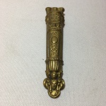 Antiga bainha em bronze, decorada com folhas de acanto, perolados e figura romana ao centro com estilizados. Dimensões:11 cm.