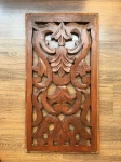 Antiga talha em madeira, decorada com detalhes vegetalistas. Dimensões: 74 cm x 40 cm x 2 cm .