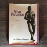VIVA PICASSO - Comemoração de um centenário 1881 - 1981 - David Douglas Duncan - Livro com capa em tecido com 153 páginas publicado pela editora Círculo do livro em 1980. Exemplar com ricas ilustrações e textos em português. Sobrecapa com sinais do tempo. Dimensões: 31 cm x 24 cm.