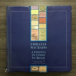UBIRATAN MACHADO - A etiqueta de livros no Brasil - Livro capadura com 468 páginas com riquíssimas ilustrações e textos no  idioma português. Exemplar publicado em 2003. Tiragem: 3000 unidades. Contracapa com marcas do tempo e páginas iniciais com mancha na parte inferior. Dimensões: 31 cm x 30 cm.