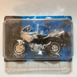 Moto de miniatura, modelo DUCATO 1000 DS, escala 1:18, construído em metal, plástico e rodas emborrachas. Embalagem lacrada. Coleção Maisto - 2 Wheelers - Fresh metal. Dimensões da embalagem: 6 cm x 12 cm x 17 cm.