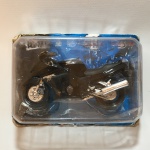 Moto de miniatura, modelo CBR 1100 XX, escala 1:18, construído em metal, plástico e rodas emborrachas. Embalagem lacrada. Coleção Maisto - 2 Wheelers - Fresh metal. Dimensões da embalagem: 6 cm x 12 cm x 17 cm.