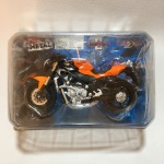 Moto de miniatura, modelo MV AGUSTA CRC, escala 1:18, construído em metal, plástico e rodas emborrachas. Embalagem lacrada. Coleção Maisto - 2 Wheelers - Fresh metal. Dimensões da embalagem: 6 cm x 12 cm x 17 cm.