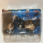Moto de miniatura, modelo YAMAHA V MAX, escala 1:18, construído em metal, plástico e rodas emborrachas. Embalagem lacrada. Coleção Maisto - 2 Wheelers - Fresh metal. Dimensões da embalagem: 6 cm x 12 cm x 17 cm.