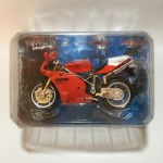 Moto de miniatura, modelo DUCATI 998 R, escala 1:18, construído em metal, plástico e rodas emborrachas. Embalagem lacrada. Coleção Maisto - 2 Wheelers - Fresh metal. Dimensões da embalagem: 6 cm x 12 cm x 17 cm.