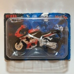 Moto de miniatura, modelo SUZUKI GSX R 1000, escala 1:18, construído em metal, plástico e rodas emborrachas. Embalagem lacrada. Coleção Maisto - 2 Wheelers - Fresh metal. Dimensões da embalagem: 6 cm x 12 cm x 17 cm.