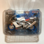 Moto de miniatura, modelo APRILIA RSV 1000 R, escala 1:18, construído em metal, plástico e rodas emborrachas. Embalagem lacrada. Coleção Maisto - 2 Wheelers - Fresh metal. Dimensões da embalagem: 6 cm x 12 cm x 17 cm.