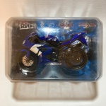 Moto de miniatura, modelo YAMAHA YZF  R1, escala 1:18, construído em metal, plástico e rodas emborrachas. Embalagem lacrada. Coleção Maisto - 2 Wheelers - Fresh metal. Dimensões da embalagem: 6 cm x 12 cm x 17 cm.
