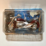 Moto de miniatura, modelo HONDA VALKYRIE F6C, escala 1:18, construído em metal, plástico e rodas emborrachas. Embalagem lacrada. Coleção Maisto - 2 Wheelers - Fresh metal. Dimensões da embalagem: 6 cm x 12 cm x 17 cm.