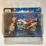 Moto de miniatura, modelo GUZZI V 10 CENTAURO, escala 1:18, construído em metal, plástico e rodas emborrachas. Embalagem lacrada. Coleção Maisto - 2 Wheelers - Fresh metal. Dimensões da embalagem: 6 cm x 12 cm x 17 cm.