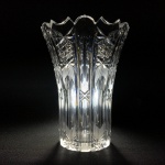 Belíssimo e elegante vaso em cristal ricamente lapidado com desenhos geométricos e borda com ondulações. Dimensões: 19 cm x 14.
