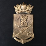 Antigo Brasão "8.º Distrito Naval de São Paulo" em bronze com imagem de armadura sobre  arma e espada em forma de cruz, encimada por coroa naval. Exemplar de coleção e em excelente estado. Dimensões: 21 cm x 9 cm / 740 g. O Brasil está dividido em 9 Distritos Navais, com as funções de promoção e direção da vigilância e defesa marítima, fixa e móvel, do litoral e águas interiores sujeitas à sua jurisdição.