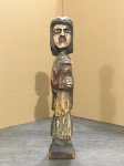 ARTE POPULAR - Antiga estatueta em madeira talhada e policromada. Dimensões: 37 cm altura.