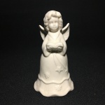 Delicada e bela sineta no formato de anjo em cerâmica esmaltada.Dimensões: 11 cm.