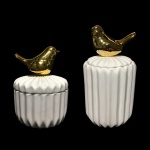 Dois delicados potiches de cerâmica esmaltada, de cor branca,  com pega no formato de pássaro na cor dourado. Dimensões: 14 cm de altura (maior peça).
