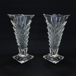 Belo par de vasos floreiras em vidro, decorados com linhas onduladas em alto relevo. Dimensões: 25 cm.