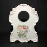 Antiga moldura em porcelana para relógio de mesa, decorada com figuras de rosas. Não possui máquina. Dimensões: 20 cm x 15 cm x 5 cm / abertura 6 cm diâmetro.