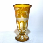 Antigo e belo vaso em cristal double amarelo, decorado cervos, vegetação e árvore lapidados e jateados. Presença de pequeno bicado na borda. Dimensões: 23 cm.