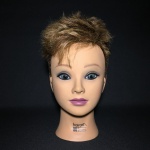 HAIRART - Manequim para treino realístico, material rígido e emborrachado. Cabelo 100% humano. Presença de anotação à caneta no pescoço. Dimensões: 27 cm x 12 cm x 17 cm.