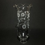 Bela e delicada Tulipa em vidro, decorada com arranjos florais lapidados e satinados. Dimensões: 22 cm.