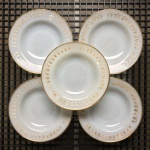 THERMO REY - Cinco pratos fundos em vidro modelo gravatinha .Presença de sinais de uso. Dimensões: 22 cm