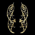 Antigo e belo par de adornos em bronze revestido de dourado, estilo Luís XV, ornado com volutas, flores e estilizados. Ricos detalhes. Dimensões: 35 cm aproximadamente.