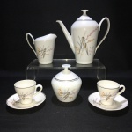 REAL S. PAULO - Belo conjunto Tête-à-tête em porcelana esmaltada, decorado com figuras de frutos e filetes pintados à ouro contendo bule, leiteira , açucareiro e duas xícaras com pires. Uma xícara e  pega da tampa do bule com bicado. Dimensões : Maior peça : 19 cm x 11 cm / Menor peça : 6 cm x 6 cm.