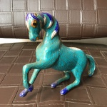 Antigo cavalo Cloisonné com belos detalhes. Falta as orelhas de metal. Dimensões: 15 cm x 18 cm x 5 cm.