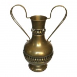 MARCHETTI / PRATA 90 - Antigo e belo vaso em metal dourado e finestrado com belos detahes e alças trabalhadas.Bojo com pequene mossa. Dimensões: 36 cm x 27 cm x 15 cm.