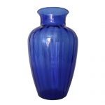Elegante vaso em vidro na cor azul decorado com linhas em alto relevo. Inscrição na peça não identificado. Excelente estado. Dimensões: 32 cm x 18 cm.