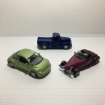 MAISTO - Três miniaturas de carro nos modelo: plymouth prowler, volkswagen new beetle e 48 ford pickup. Escala 1:38, construído em metal, plástico e rodas emborrachas. Movimento à fricção . Dimensões da embalagem: 4 cm x 6 cm x 12 cm aproximadamente.