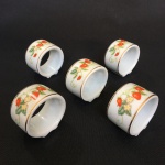 Belo conjunto com 5 anéis para guardanapo em porcelana esmaltada decorada com flores e filetes pintados a ouro. Dimensões : 5 cm x 3 cm.
