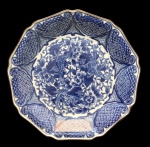 ARTE ORIENTAL - Antigo e belo prato de porcelana esmaltada, decorado com figuras mitológicas , elementos vegetalistas e arabescos , em tons de azul. Dimensões: 5 cm x 30 cm.