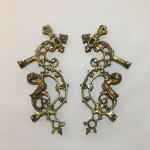 Antigo e belo par de adornos em bronze revestido de dourado, ornado com volutas,figura feminina e arabescos. Ricos detalhes. DImensões: 20 cm x 8 cm / 0,5kg.