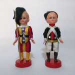 Par de antigos bonecos de origem Italiana. Dimensões: 14 cm cada boneco.