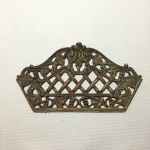 Antigo adorno em bronze fenestrado decorado com cachos de uvas e arabescos.Dimensões:8 cm x 14 cm.