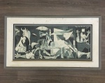 Antiga reprodução "Guernica" de Pablo Picasso em papel texturizado fixado em chapa eucatex, emoldurada. Presença de sinais do tempo na moldura. Dimensões: 48 cm x 85 cm.