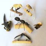 ARTE POPULAR - Parte de coleção com 6 esculturas de animais em madeira ( Jacaré, tartaruga, formiga e pássaros ). Dimensões: 23 cm comprimento (maior peça).