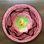 Centro mesa  em pasta de vidro cor rosa e verde com linhas lilás e figuras de peixes no meio.Dimensões: 5 cm x 37 cm.