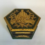 Antiga caixa em madeira hexagonal nas cores preto, verde, decorada com ave e detalhes em dourado. Dimensões: 6 cm x 15 cm.