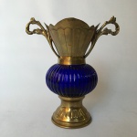 Vaso metal dourado e vido azul. Dimensões: 19 cm x 17 cm x 10 cm.