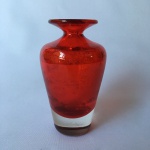 Vaso vidro vermelho. Dimensões: 15 cm.