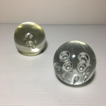 Duas esferas em pasta de vidro decorada com bolhas na parte interna. Dimensões: 7 cm diâmetro.
