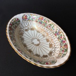 Travessa funda em porcelana nacional, decorada com arranjos florais e fartos detalhes pintados à ouro. Dimensões: 6 cm x 18 cm x 27 cm.