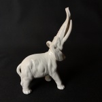 Estatueta elefante em fina porcelana. Dimensões : 20 cm x 9 cm x 14 cm.