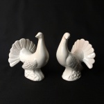 Par de ave em cerâmica esmaltada. Dimensões: 22 cm.